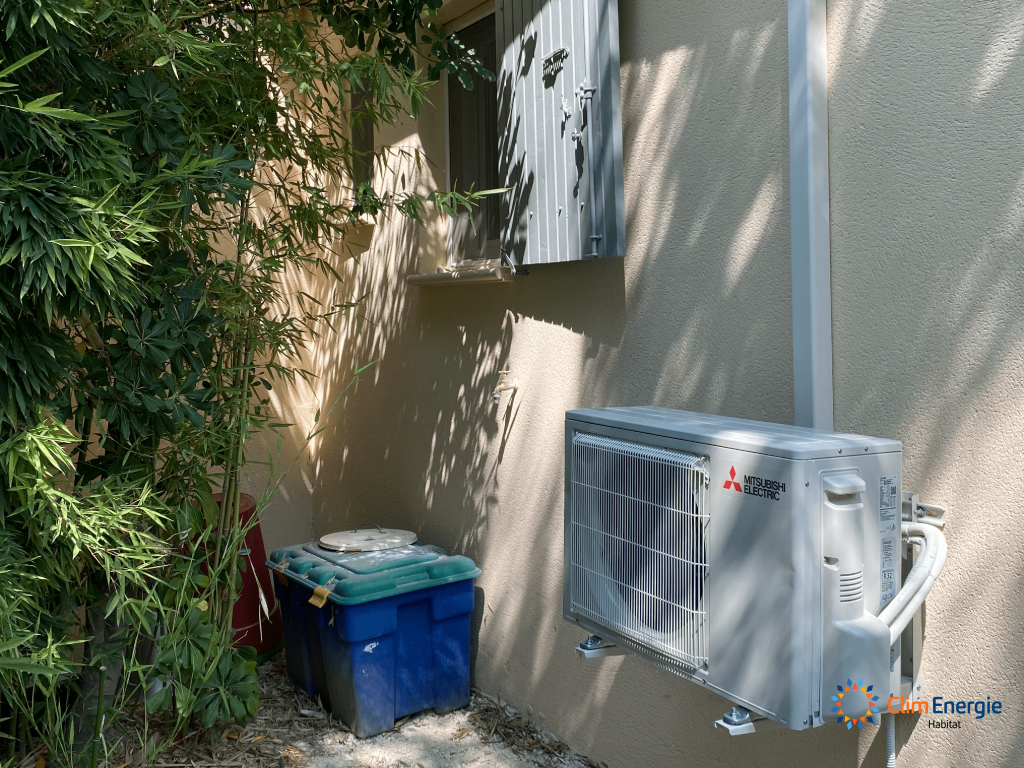 Groupe extérieur sur une façade d'une maison